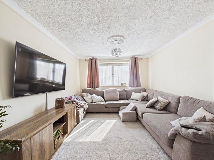 3 Bedroom Flat To Rent In Cowbridge Lane, Barking, IG11