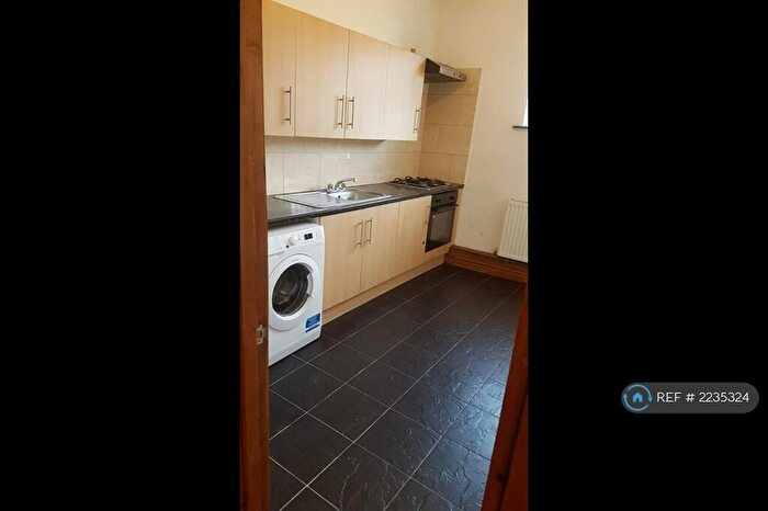 3 Bedroom Flat To Rent In Vale Road, London, N4