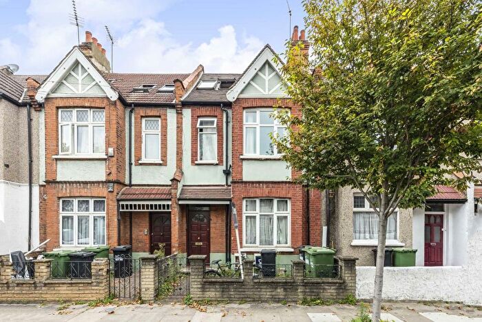 3 Bedroom Flat To Rent In Glenroy Street, London, W12