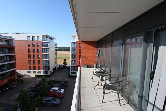 2 Bedroom Flat For Sale In Selkirk House, Kingman Way, Newbury, RG14
