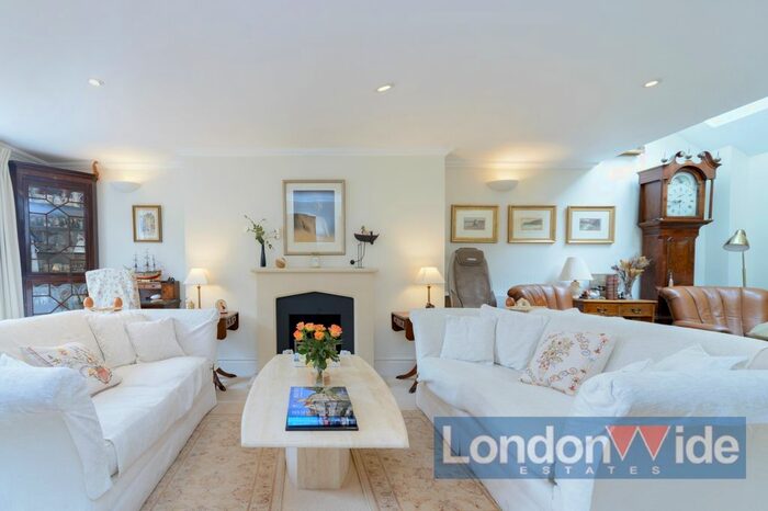 3 Bedroom Mews To Rent In Elnathan Mews, Lilttle Venice, W9