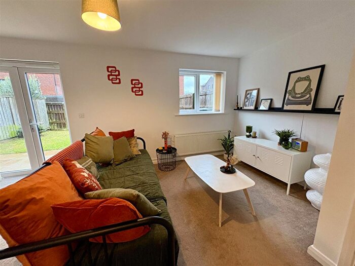 3 Bedroom Semi Detached House For Sale In Oregon Close, Manchester, M13