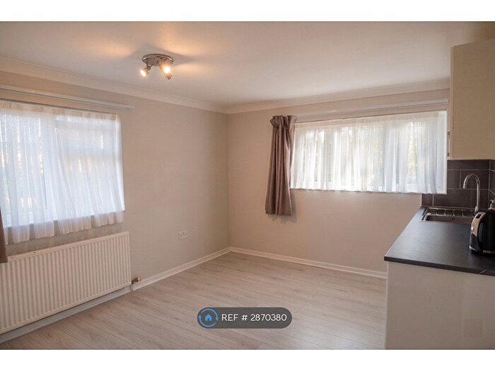 2 Bedroom Maisonette To Rent In Larkin Close, Cambridge, CB4