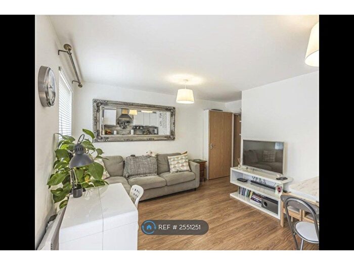 2 Bedroom Flat To Rent In Amport Place, London, NW7