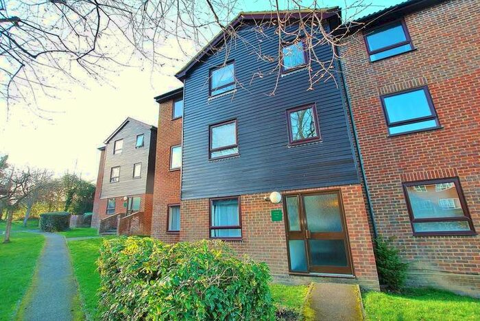 2 Bedroom Flat To Rent In Gorse Court, Guildford, GU4