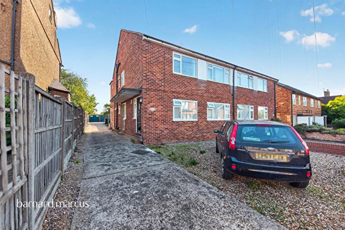 3 Bedroom Maisonette For Sale In Clifford Road, Barnet, EN5