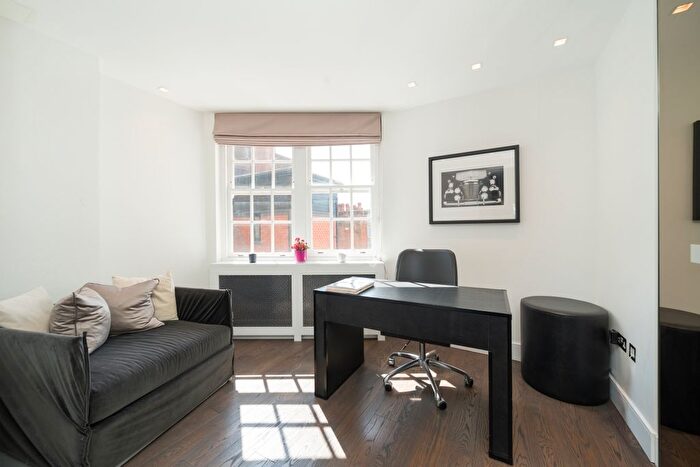 3 Bedroom Flat For Sale In Cadogan Square, Knightsbridge, SW1X
