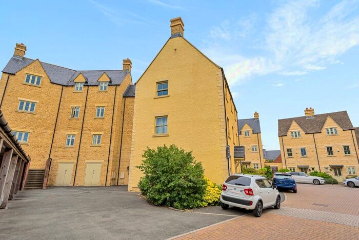 2 Bedroom Flat To Rent In Cirencester, Gloucestershire, GL7