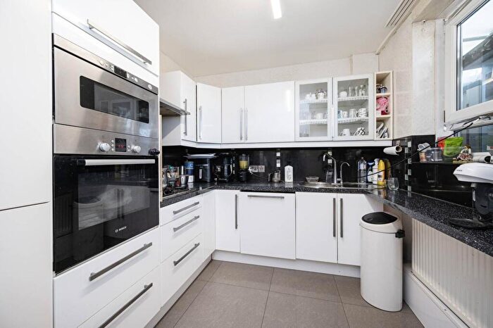 3 Bedroom Maisonette To Rent In Paragon Road, Hackney, London, E9