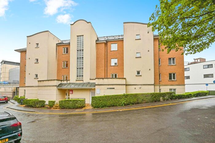 2 Bedroom Flat For Sale In Selden Hill, Hemel Hempstead, HP2