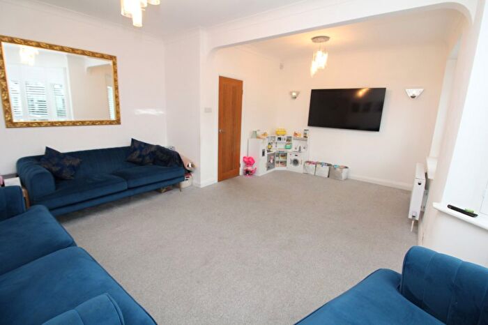 4 Bedroom Semi Detached House To Rent In Buckingham Avenue, Welling, DA16