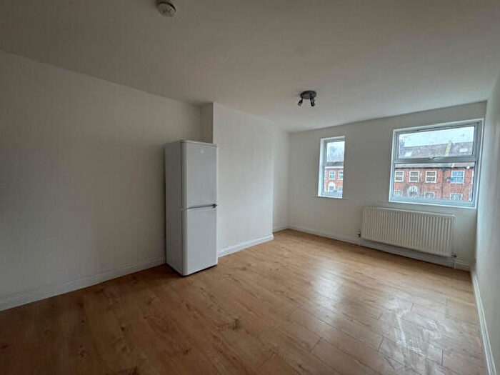 2 Bedroom Flat To Rent In No Deposit Option, Neasden Lane, London, NW10