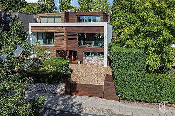 4 Bedroom Semi-Detached House For Sale In Hurst Avenue, N6