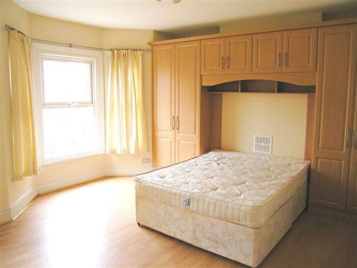 5 Bedroom Semi-Detached House To Rent In Worthington Road, Surbiton / Kingston, KT6