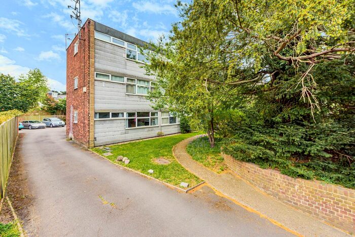 1 Bedroom Flat To Rent In Monument Hill, Weybridge, Surrey, KT13