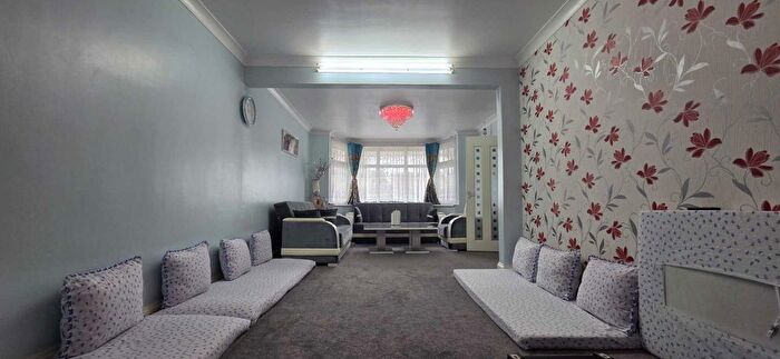 5 Bedroom Semi-Detached House To Rent In Dormers Wells Lane, Southall, UB1