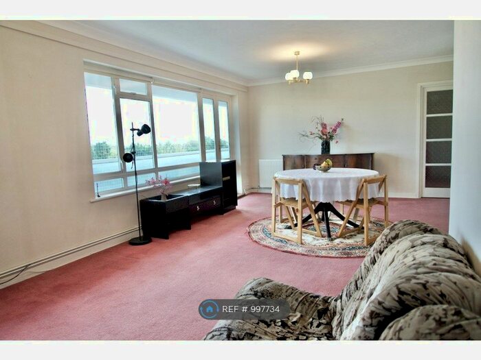 3 Bedroom Flat To Rent In Dove Park, Pinner, Harrow, HA5