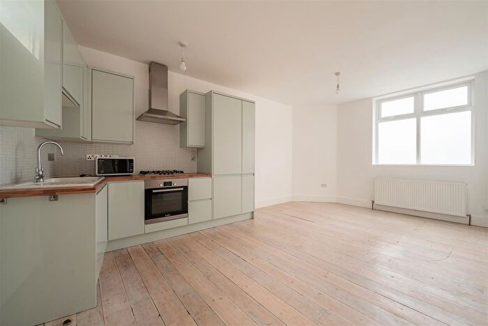 1 Bedroom Flat For Sale In Cemetery Road, Forest Gate, E7