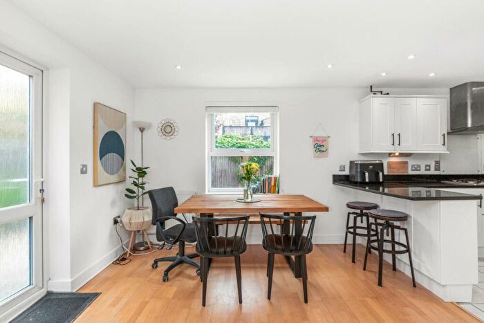 2 Bedroom Apartment To Rent In Silken Mews Peckham, SE15