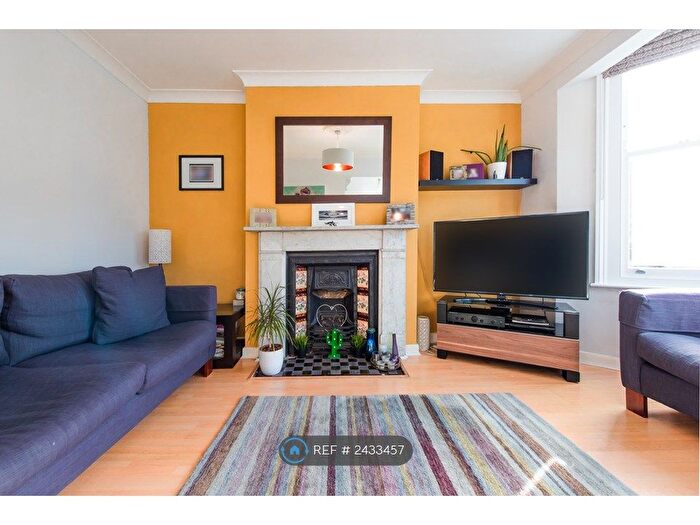 2 Bedroom Flat To Rent In Beechdale Road, London, SW2
