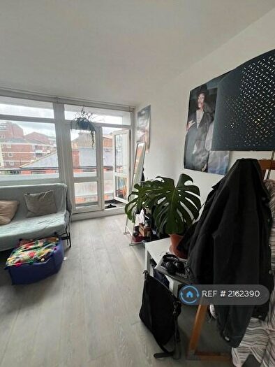 3 Bedroom Flat To Rent In Tomlinson Close, London, E2