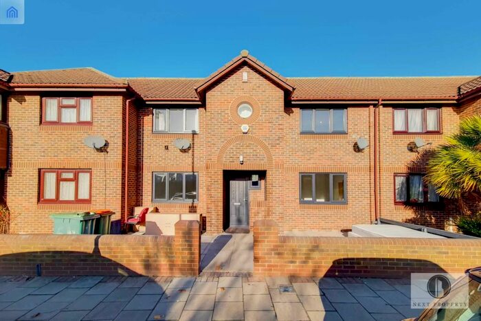 4 Bedroom Property To Rent In Henniker Road, London, E15