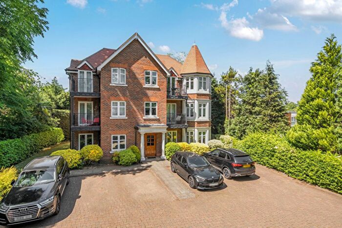 2 Bedroom Flat For Sale In Old Woking Road, West Byfleet, KT14