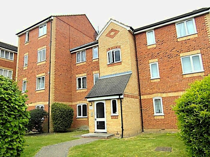 2 Bedroom Flat To Rent In Burket Close, Southall, UB2