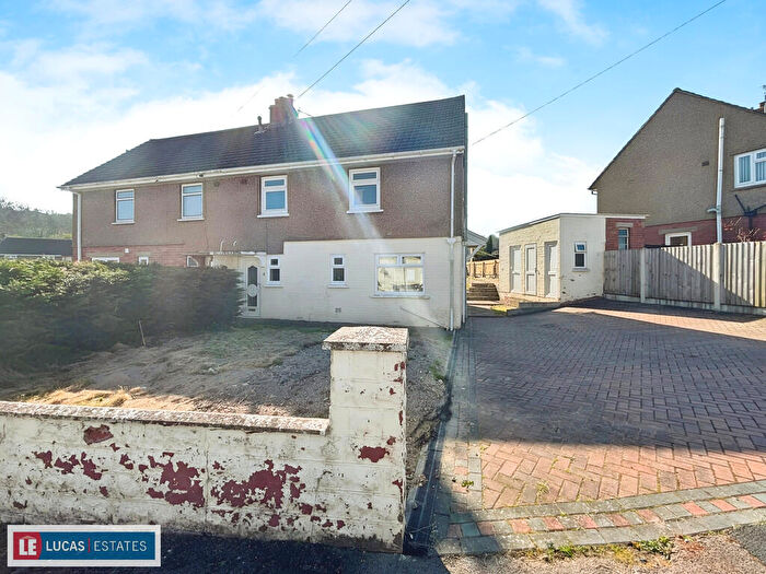 3 Bedroom Semi-Detached House For Sale In Highland Crescent, Pontllanfraith, NP12