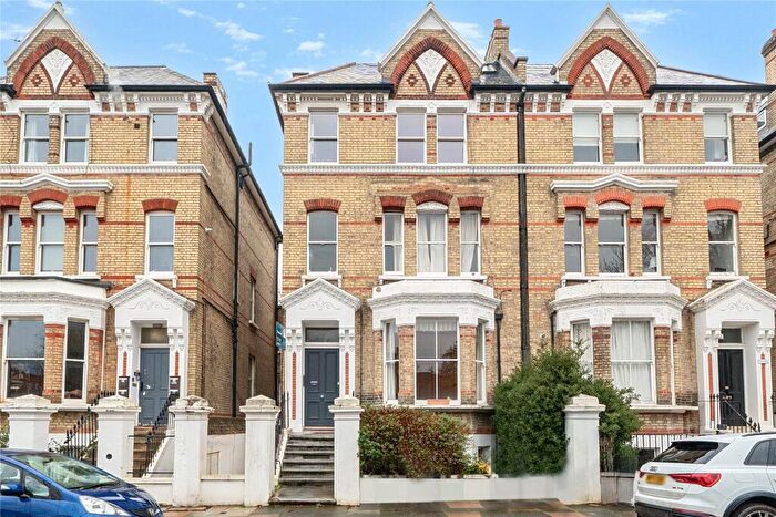 1 Bedroom Flat For Sale In St. Andrews Square, Surbiton, KT6