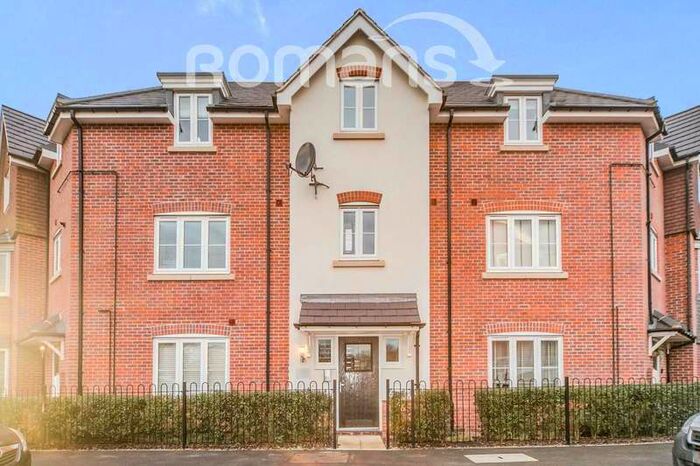 2 Bedroom Flat To Rent In Elm Drive, Woodley, RG5