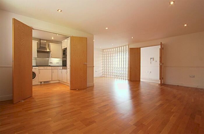 2 Bedroom Apartment To Rent In Taverners Lodge, Cockfosters Road, Barnet, EN4