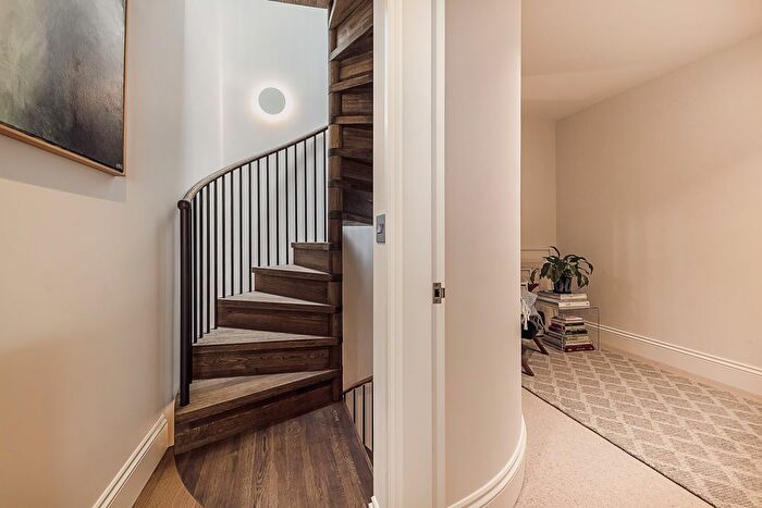 1 Bedroom Detached House For Sale In Kings Head Passage, London, SW4
