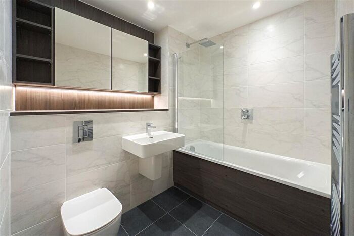 2 Bedroom Apartment To Rent In The Blade, M15