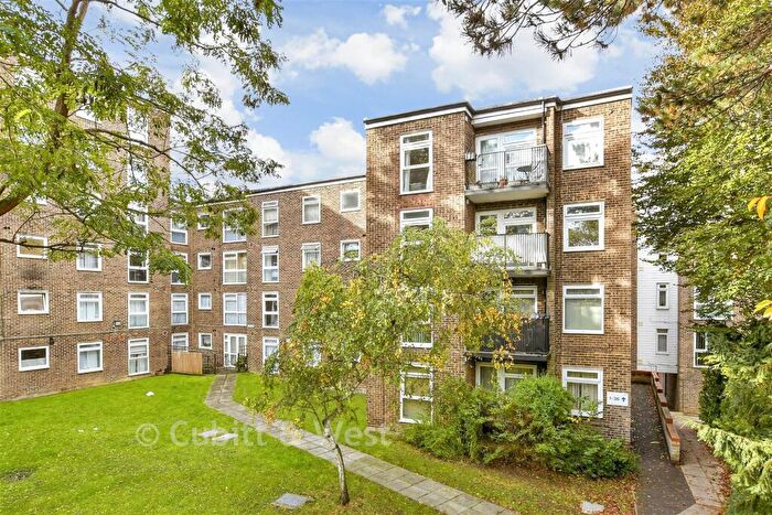 2 Bedroom Flat For Sale In Westmoreland Drive, Sutton, Surrey, SM2