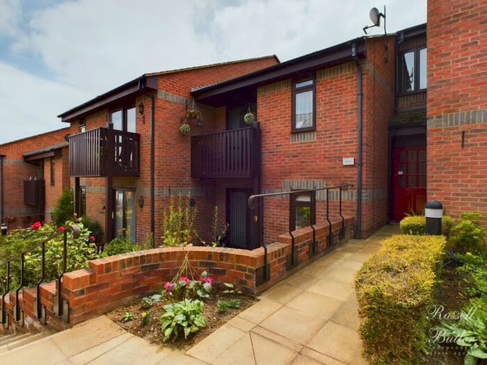 2 Bedroom Apartment To Rent In Paynes Court, High Street, Buckingham, Buckinghamshire, MK18