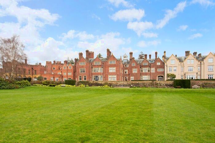 3 Bedroom Flat For Sale In Swaylands, Penshurst, TN11