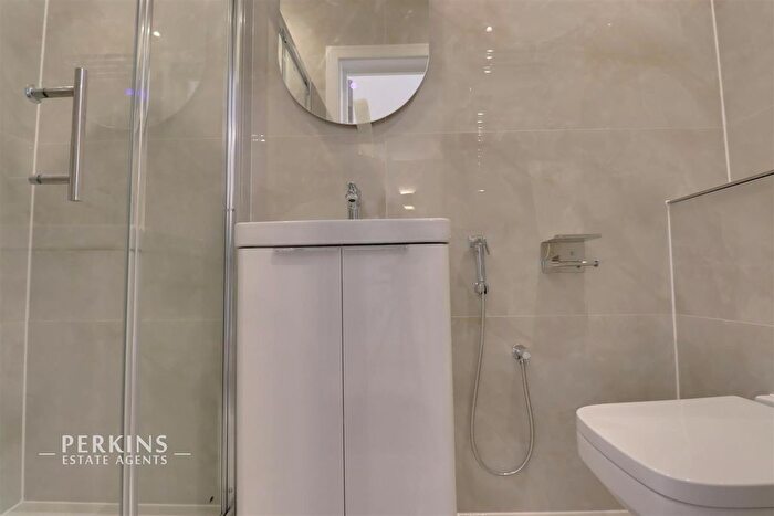 3 Bedroom Flat To Rent In Costons Lane, Greenford, UB6