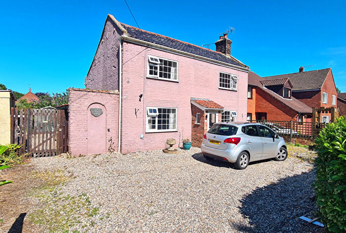 4 Bedroom Detached House For Sale In Manor Road, Spa Common, NR28