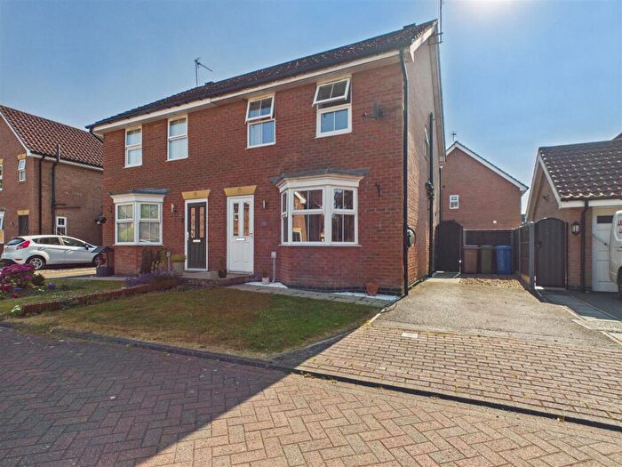 3 Bedroom Semi Detached House For Sale In Fair View Close, Gilberdyke, HU15