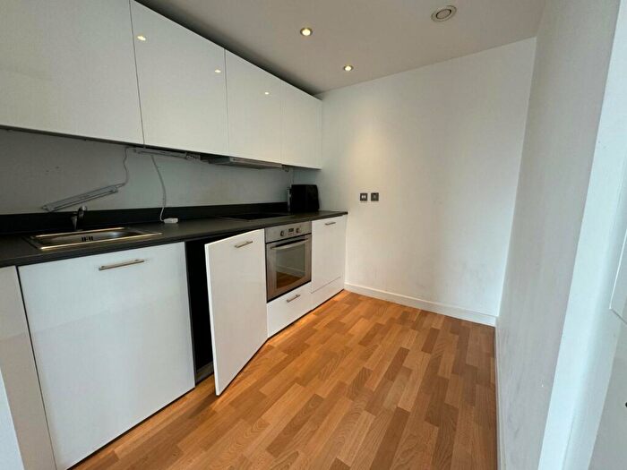 2 Bedroom Flat To Rent In Queens Road, Nottingham, Nottinghamshire, NG2