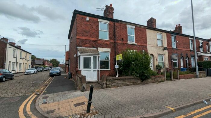 2 Bedroom End Of Terrace House To Rent In Buxton Road, Stockport, Greater Manchester, SK2
