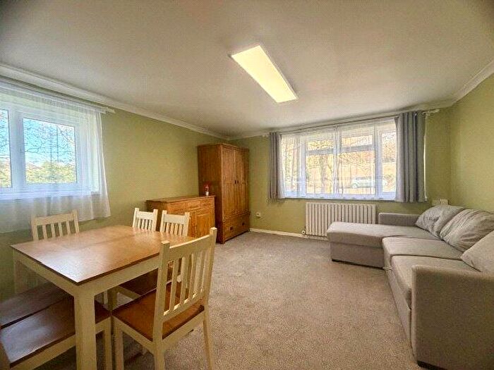 2 Bedroom Flat To Rent In Bitterne Road East, Southampton, Hampshire, SO18