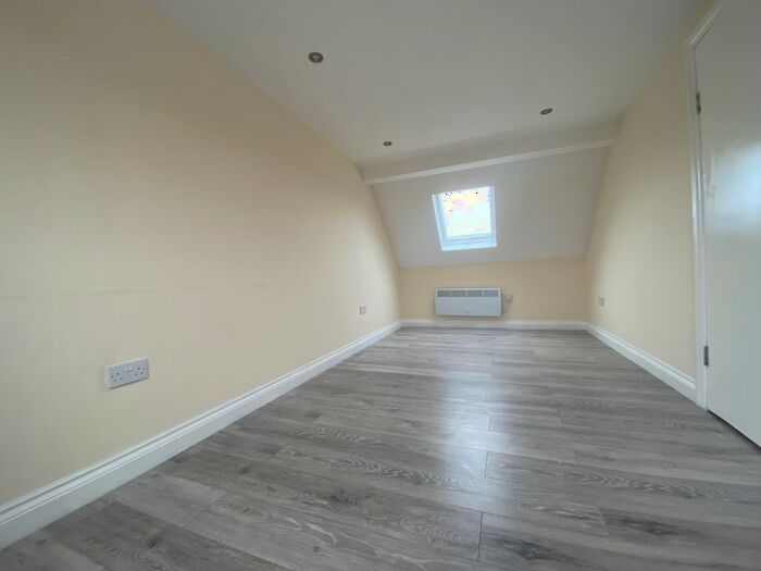 2 Bedroom Flat To Rent In B, Elsinge Road, London, EN1