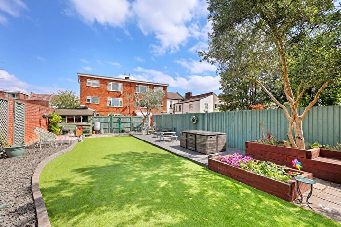 2 Bedroom Apartment To Rent In Chelmer Court, Gordon Road, South Woodford, E18