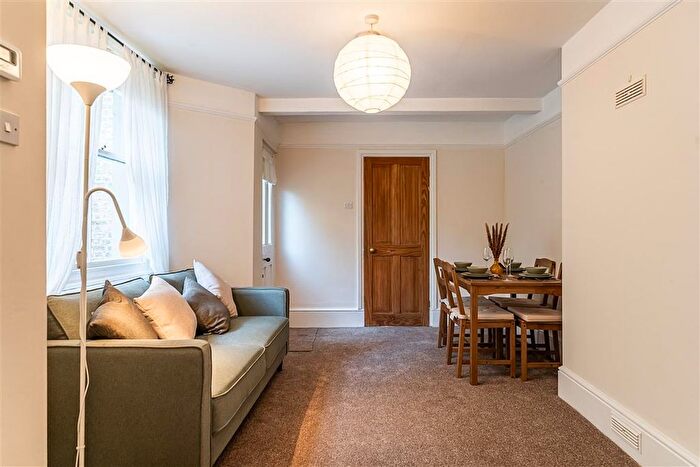 2 Bedroom Flat To Rent In Brightwell Crescent, London, SW17