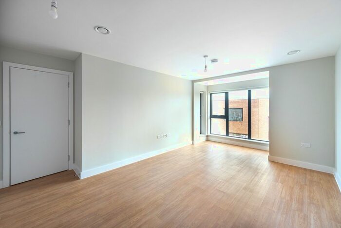 2 Bedroom Flat To Rent In Market Street, Newbury, RG14