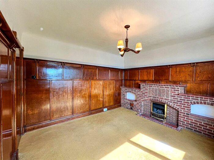 3 Bedroom Detached House For Sale In Bitterne Way, Southampton, Hampshire, SO19