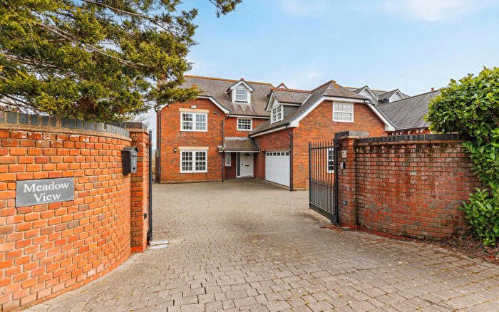 5 Bedroom Detached House For Sale In Meadow View, Dodnor Lane., PO30