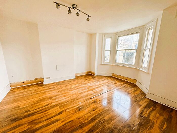 3 Bedroom Flat To Rent In Vicarage Grove, London, SE5